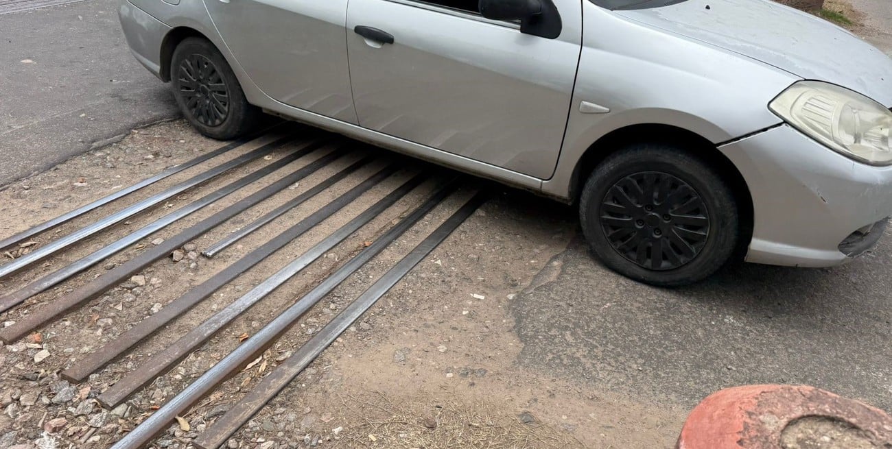 Un peligroso bache complica el tránsito en Las Heras y Córdoba