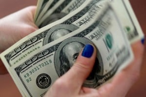 Sugiere bajada para esta nota
La semana arrancó con fluctuaciones en el mercado cambiario: el dólar oficial subió en bancos, mientras que el blue se mantuvo sin cambios y el MEP avanzó levemente. Foto: REUTERS / Marcos Brindicci.