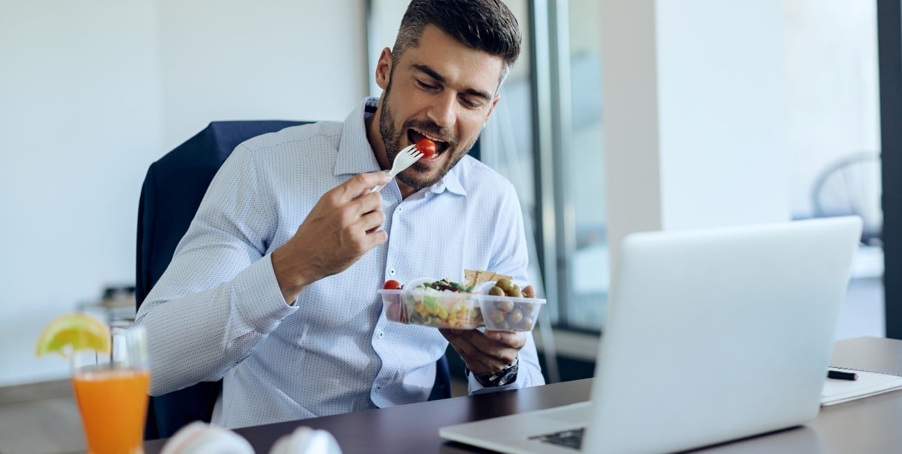 ¿Hambre real o costumbre? Por qué sentimos apetito a media mañana en la oficina