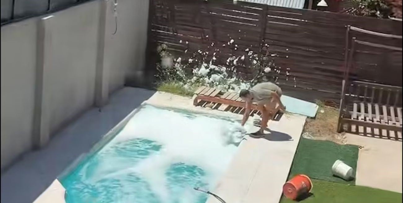 Es viral: quiso limpiar la pileta, confundió el cloro con detergente y terminó armando un caos