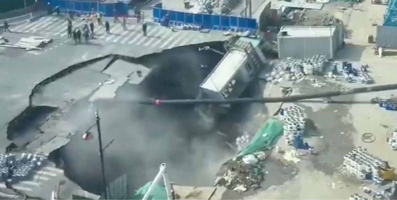 Shanghái: la calle se hundió de golpe y apareció un socavón gigante en plena obra del metro