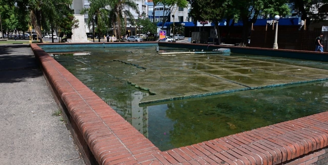 La fuente y la memoria viva de la Plaza Colón de Santa Fe, en el eje del debate