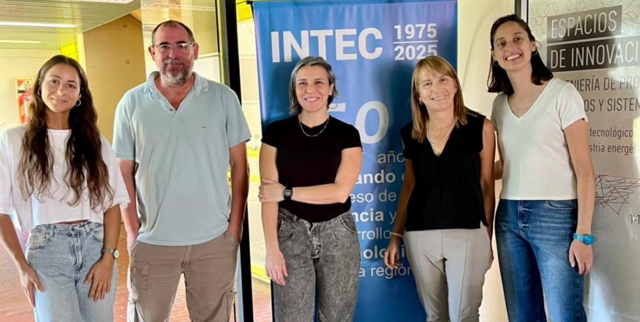 Transformar basura en "oro" molecular: la científica santafesina que revoluciona el reciclaje