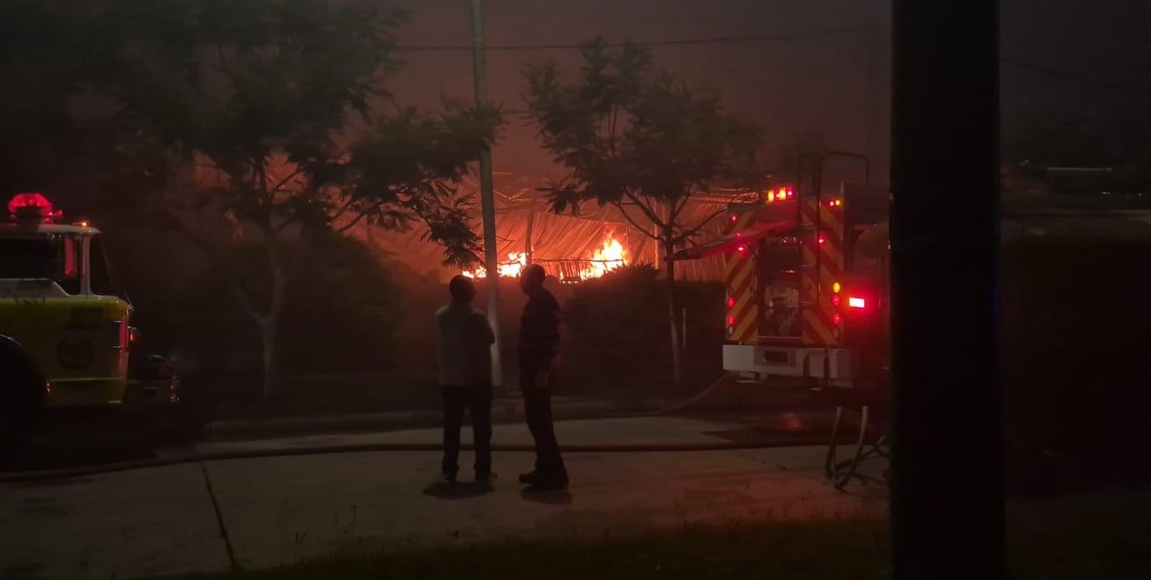 Voraz incendio en una fábrica de Rafaela: trabajan cinco dotaciones y hay importantes daños