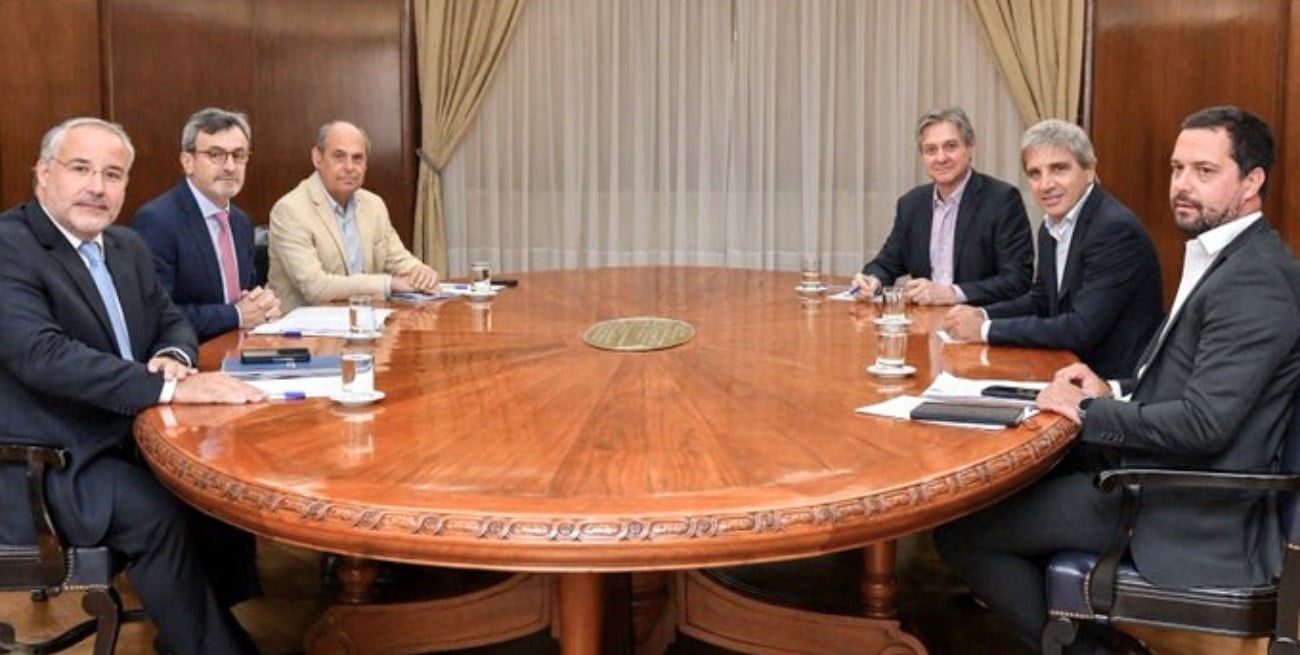 Con la industria en baja, Caputo busca blindar la reforma laboral con la UIA