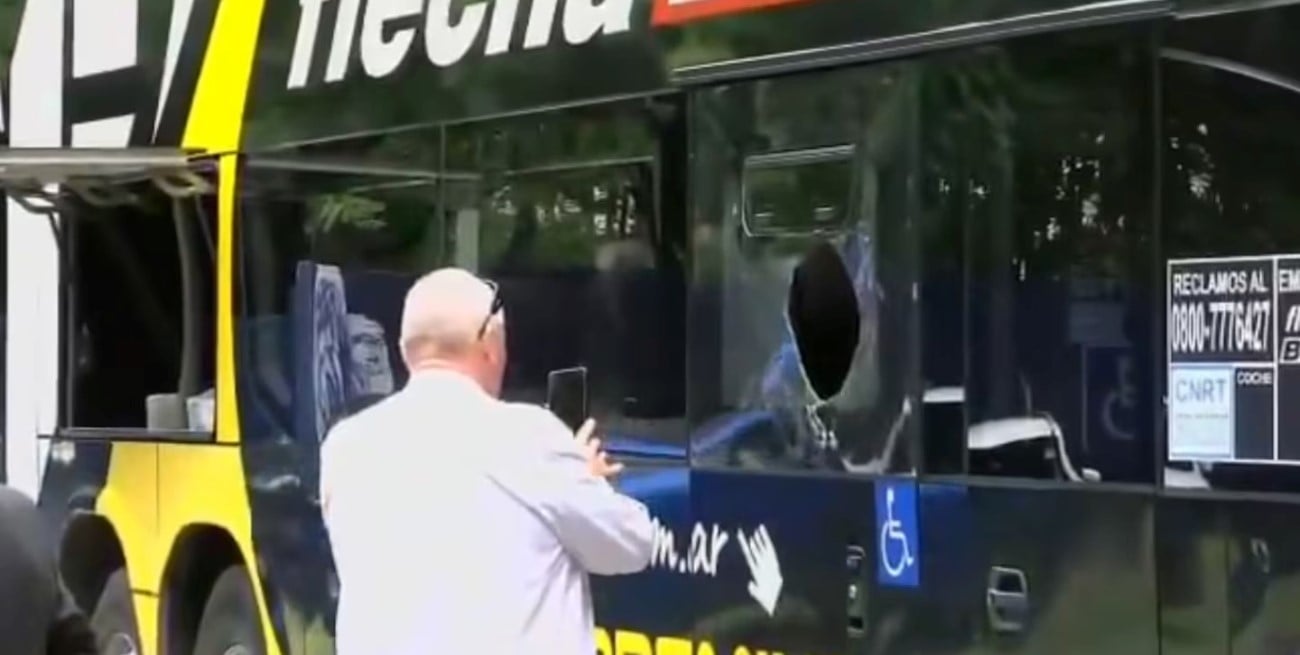 Atacaron con piedras y botellas al micro de Estudiantes antes del clásico con Gimnasia