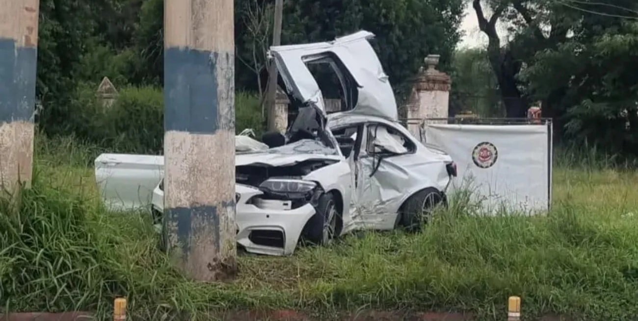 Córdoba: un auto impactó contra un poste y murieron dos jóvenes