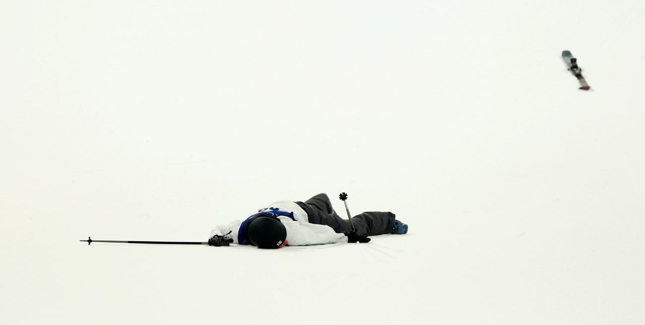 Susto en Milano-Cortina 2026: un esquiador se desmayó tras un salto y fue retirado en camilla