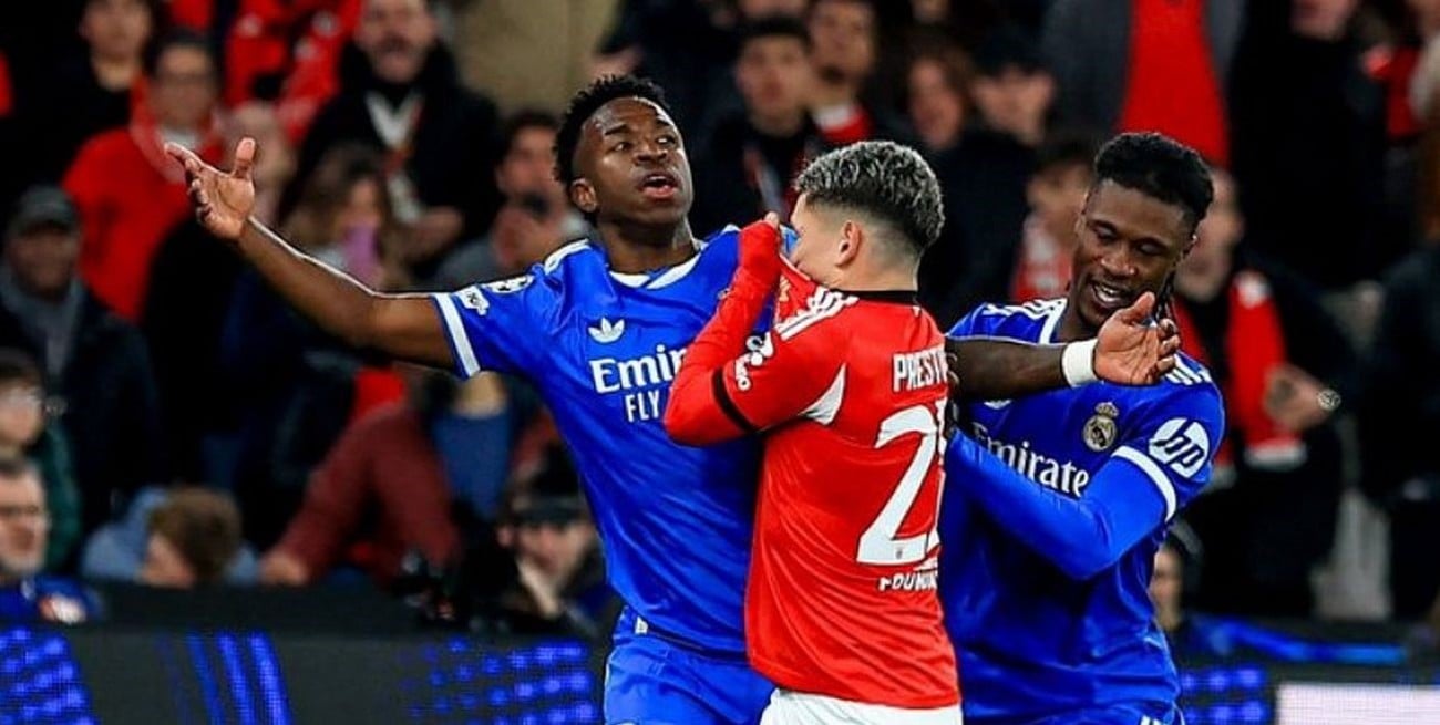 Tenso momento en la Champions League: Vinicius acusó a Prestianni de racismo y se negó a seguir jugando