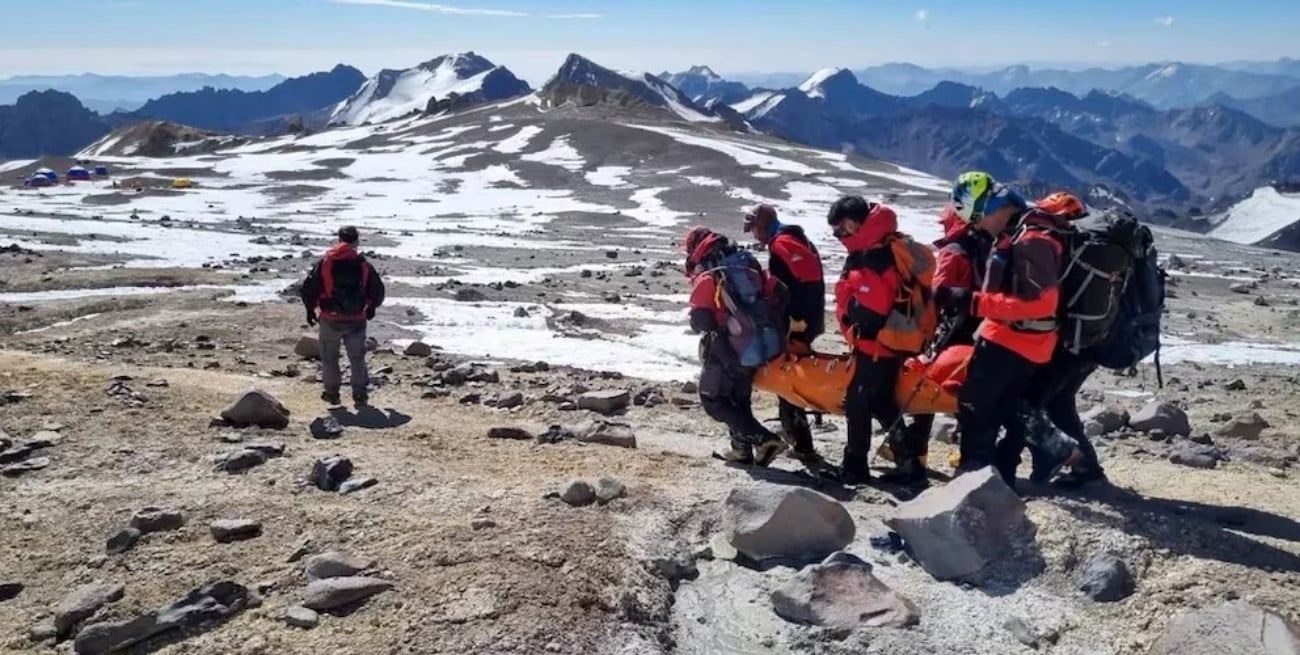 Impactante rescate en el Aconcagua: arriesgada maniobra para asistir a un guía en plena altura