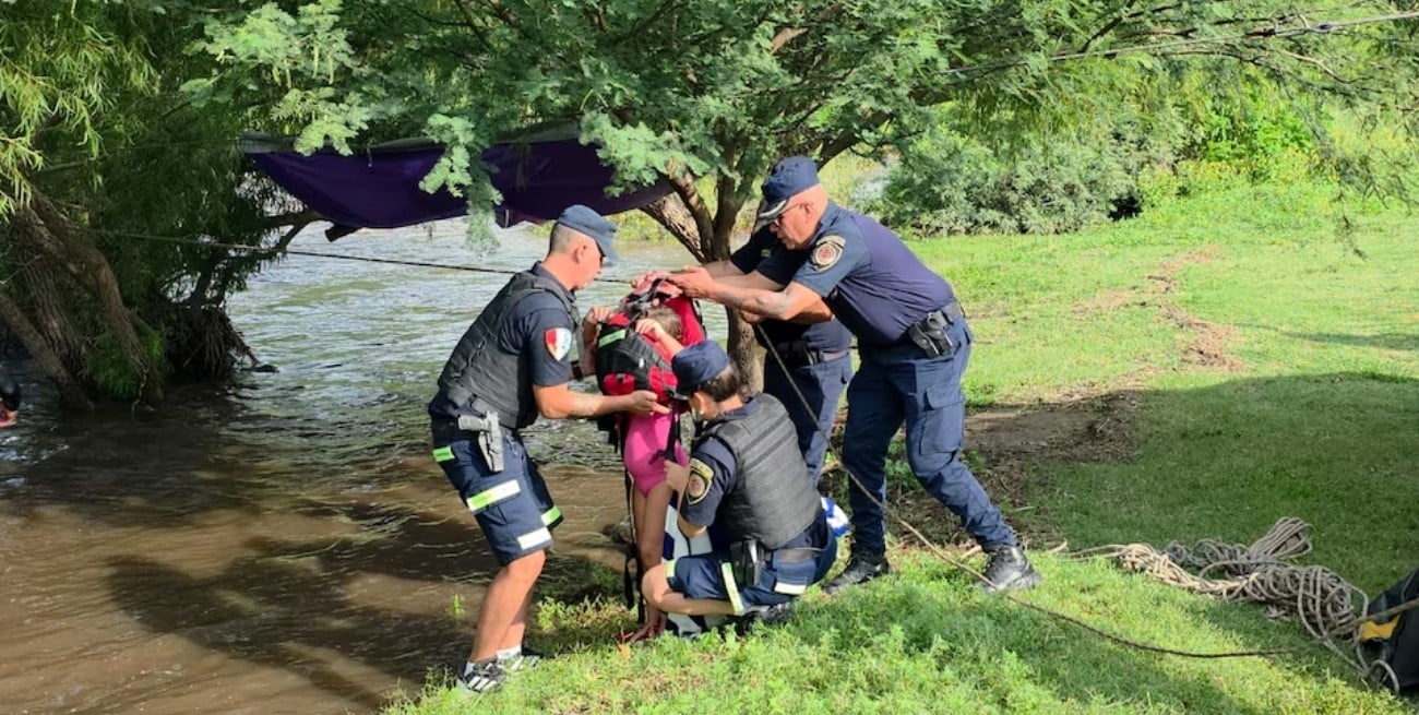 Rescataron a ocho personas aisladas por la crecida de un río en Córdoba