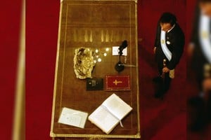 Carlos Saúl Menem (1930-2021) y una particular imagen en la cual se aprecia su figura investida con los atributos presidenciales. El dirigente político riojano fue presidente de Argentina entre el 8 de julio de 1989 y el 10 de diciembre de 1999.