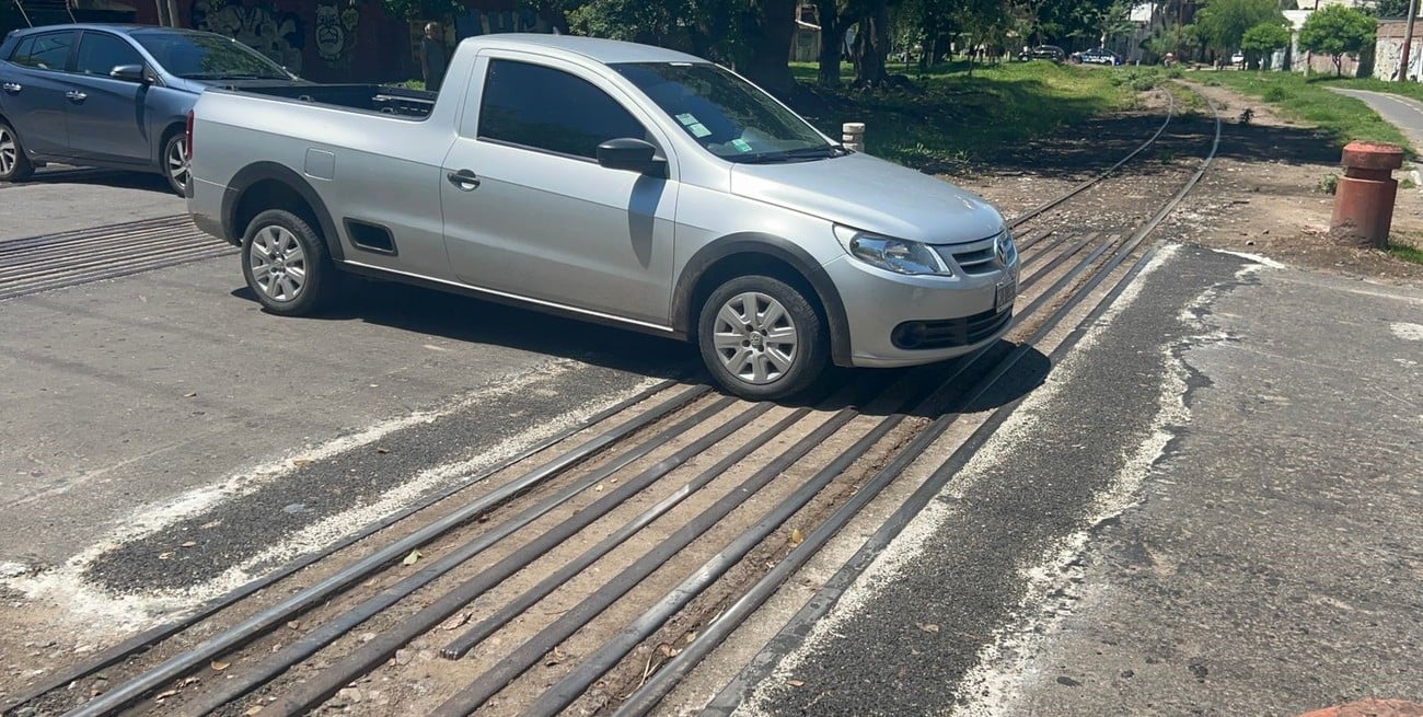 Taparon el bache del cruce ferroviario en Las Heras y Córdoba tras el reclamo vecinal