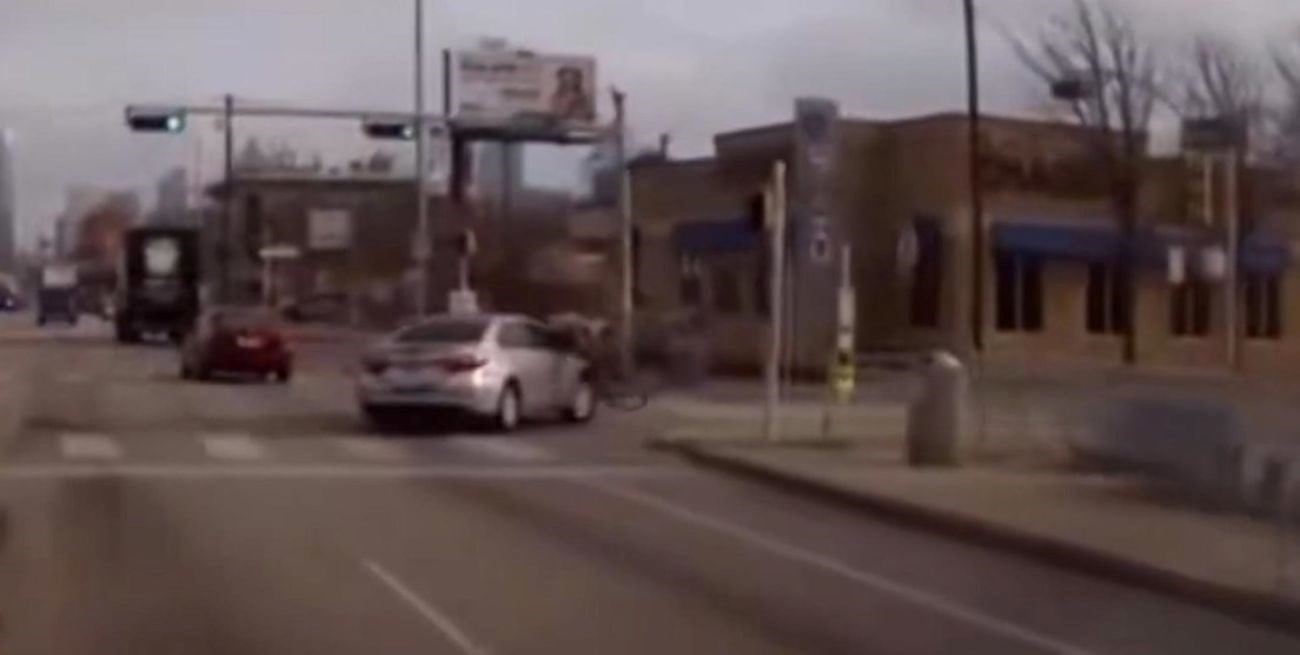 Impactante accidente en Austin: un auto embistió a un ciclista y se lo llevó en el capó