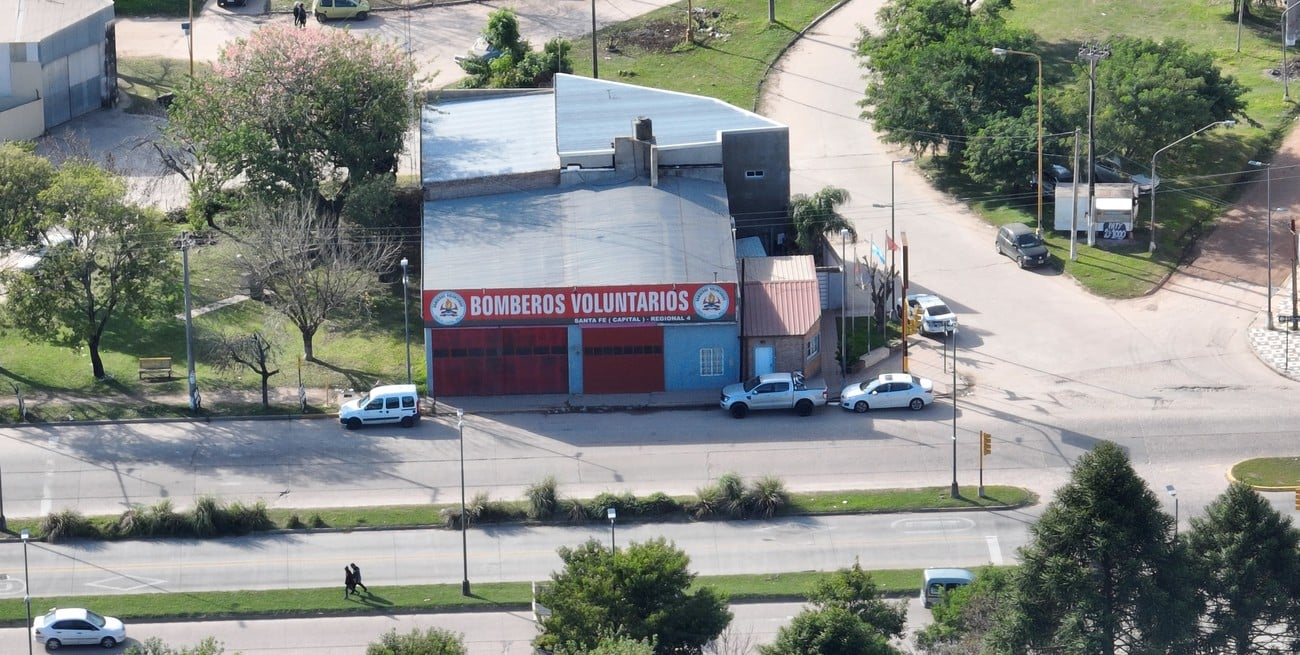 Una pareja enfrentó a dos delincuentes que la abordaron para robarle la moto