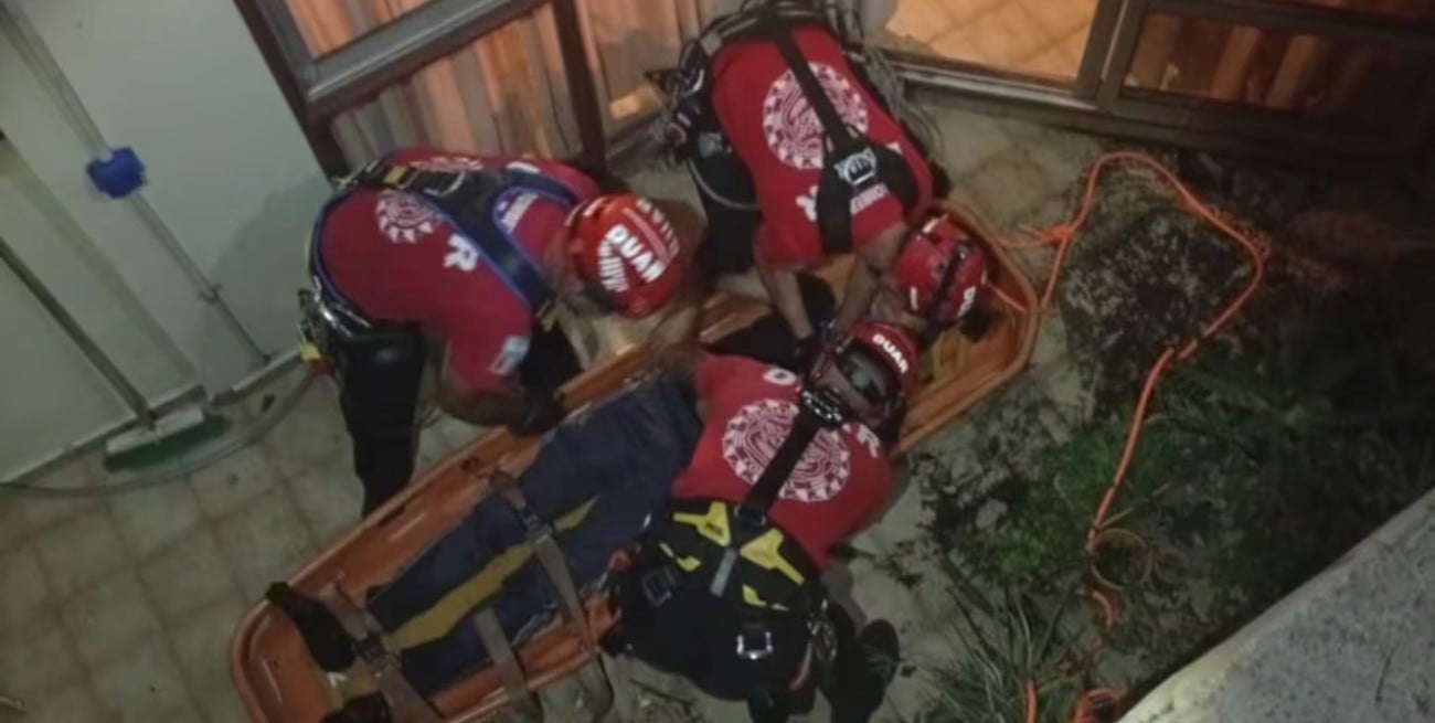 Córdoba: cayó desde un séptimo piso al intentar ingresar a un departamento y quedó detenido