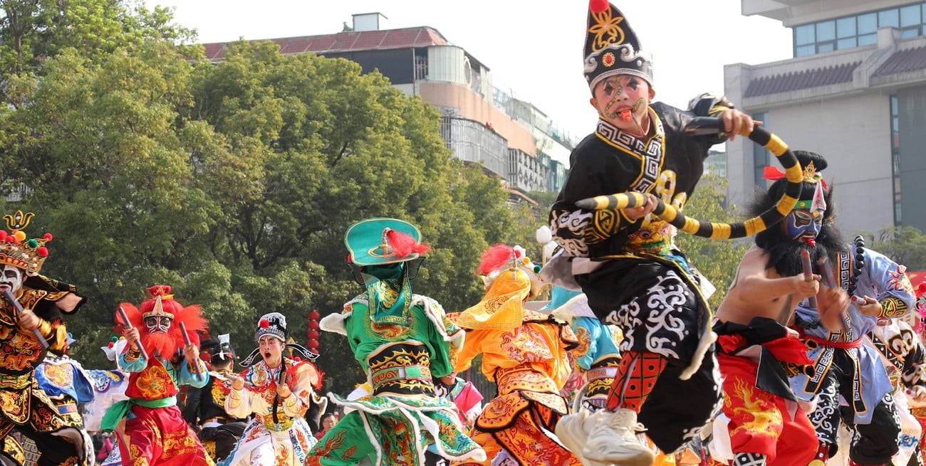 China celebró el Año Nuevo Lunar con danzas del león y del dragón en la Gran Muralla