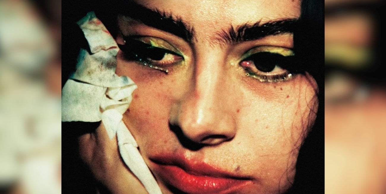 Charli XCX estrenó “The Moment”: el falso documental que expone las reglas del pop mainstream