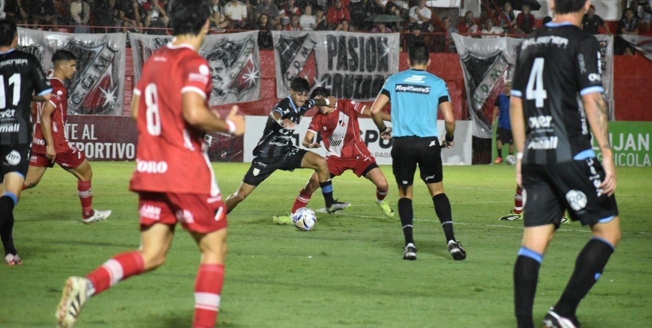 Atlético Rafaela apostó a nuevas cartas pero terminó cayendo en el segundo tiempo