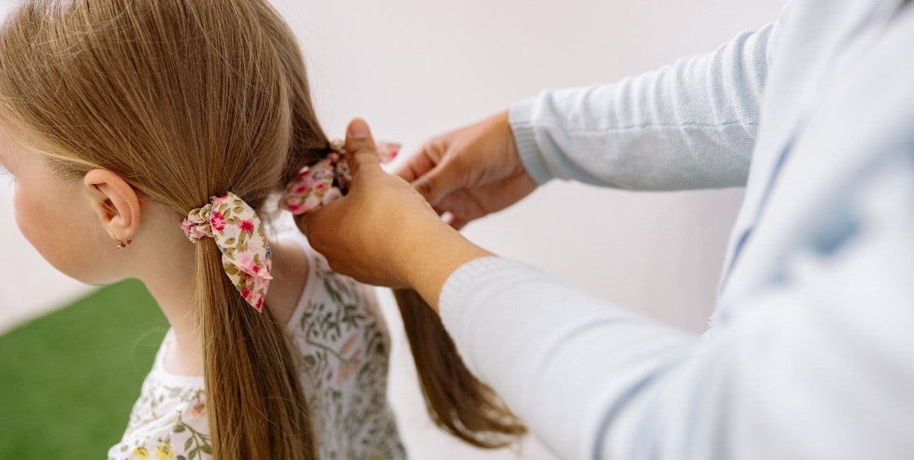 ¿Por qué el pelo cambia de color a medida que crecemos?