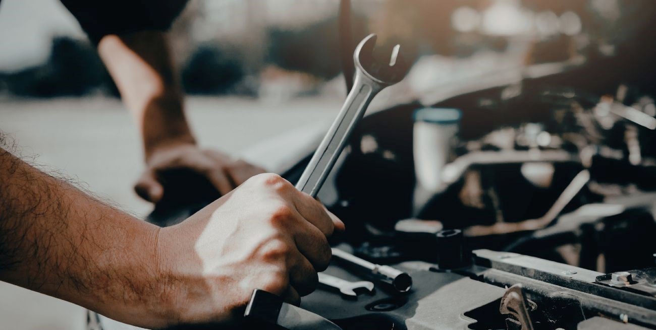 De los "fierros" a la reivindicación: por qué este 24 de febrero es el Día del Mecánico en Argentina
