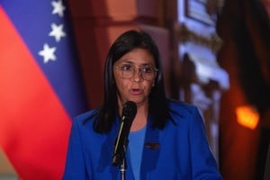 (260220) -- CARACAS, 20 febrero, 2026 (Xinhua) -- Imagen del 19 de febrero de 2026 de la presidenta encargada venezolana, Delcy Rodríguez, hablando durante una conferencia de prensa después de promulgar la Ley de Amnistía para la Convivencia Democrática, en Caracas, Venezuela. Rodríguez promulgó el jueves la recién aprobada Ley de Amnistía para la Convivencia Democrática que, a su juicio, significa "una nueva etapa" en la vida nacional del país sudamericano. (Xinhua/Marcos Salgado) (ms) (oa) (ra) (ce)