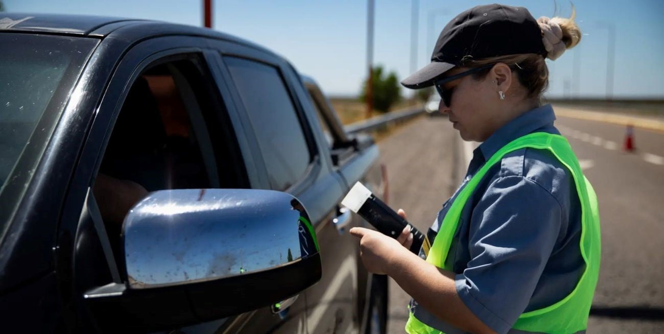 Ruta 40: le enseñaba a manejar a su hijo de 16 años y le retuvieron la licencia