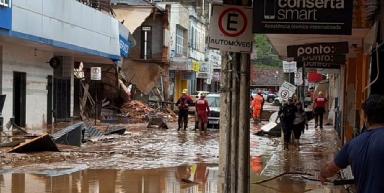 Intenso temporal en Minas Gerais: calles convertidas en ríos, autos arrastrados y familias evacuadas