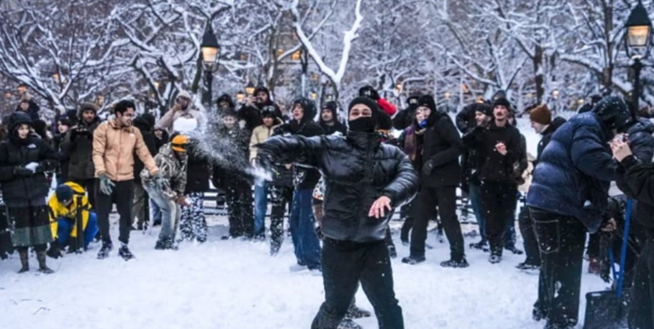 Policías de Nueva York intervinieron en una pelea de bolas de nieve y los atacaron con bolas de nieve
