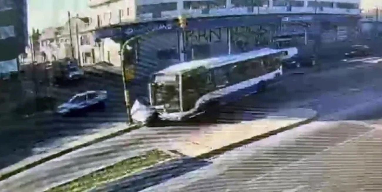 Choque, fuego y desesperación en La Matanza: cinco personas escaparon de un auto en llamas 