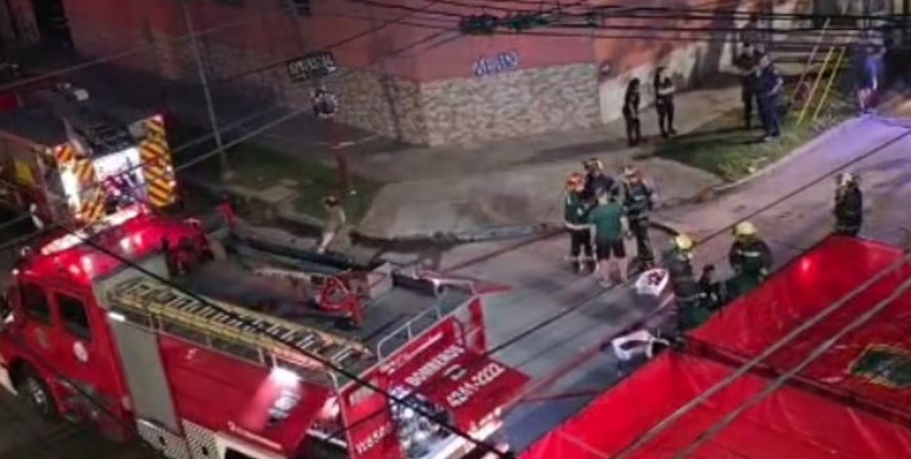 Video: 16 dotaciones combatieron un incendio en una fábrica textil de Lanús