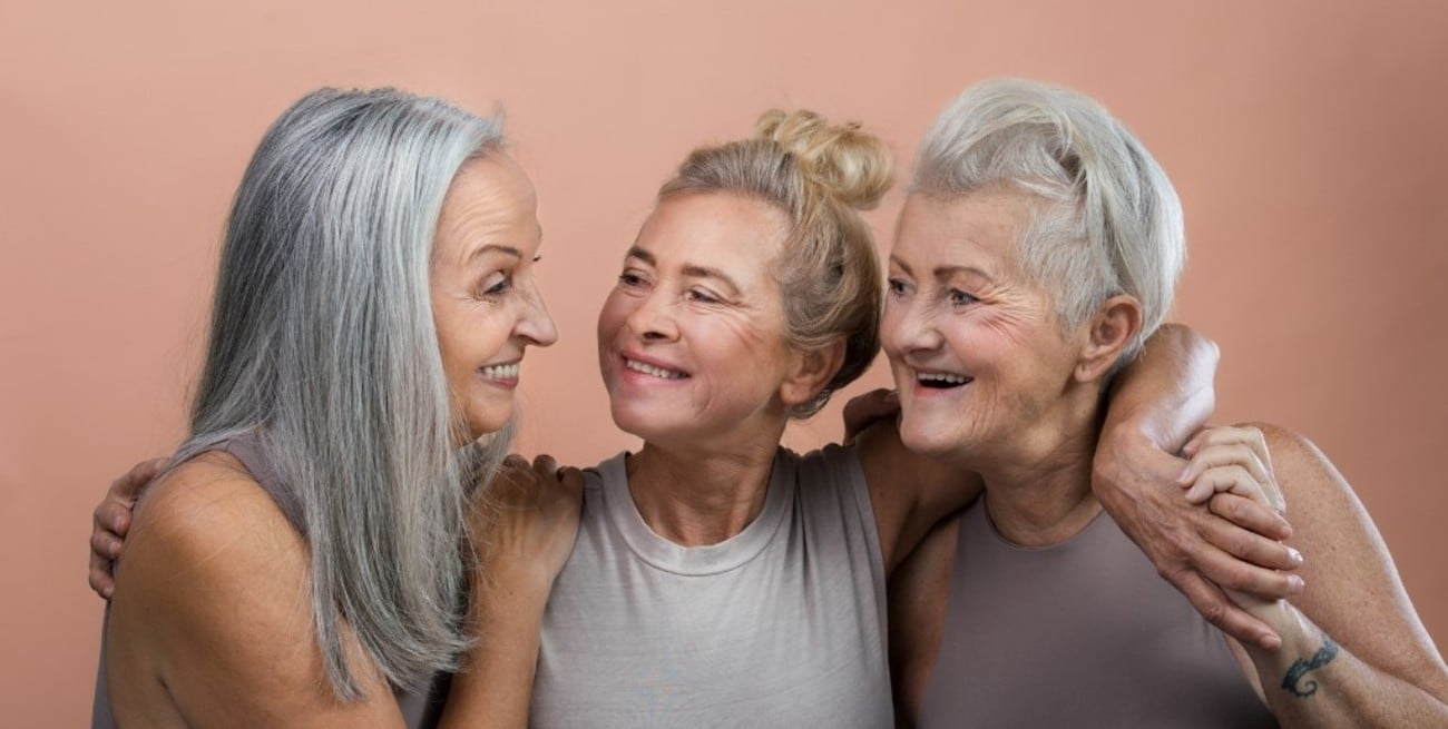 Cómo adoptar la tendencia "Quiet Silver" y cuidar el cabello gris