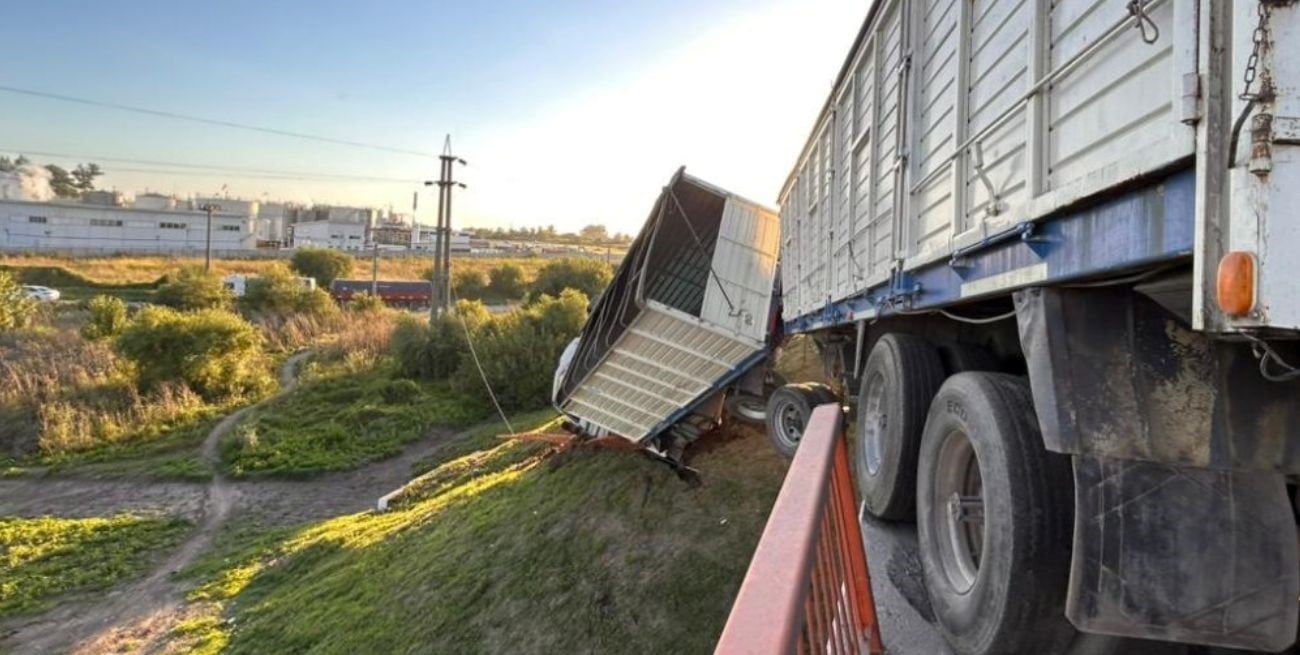 Impactante accidente: un camión perdió el control y quedó colgando sobre la autopista Rosario-Santa Fe