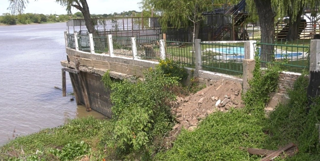 Socavón en el Club Regatas: clausuraron un sector del predio por riesgo de derrumbe
