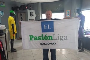 Juan Gervasoni hizo entrega de dos banderas para Diario El Litoral. Gentileza
