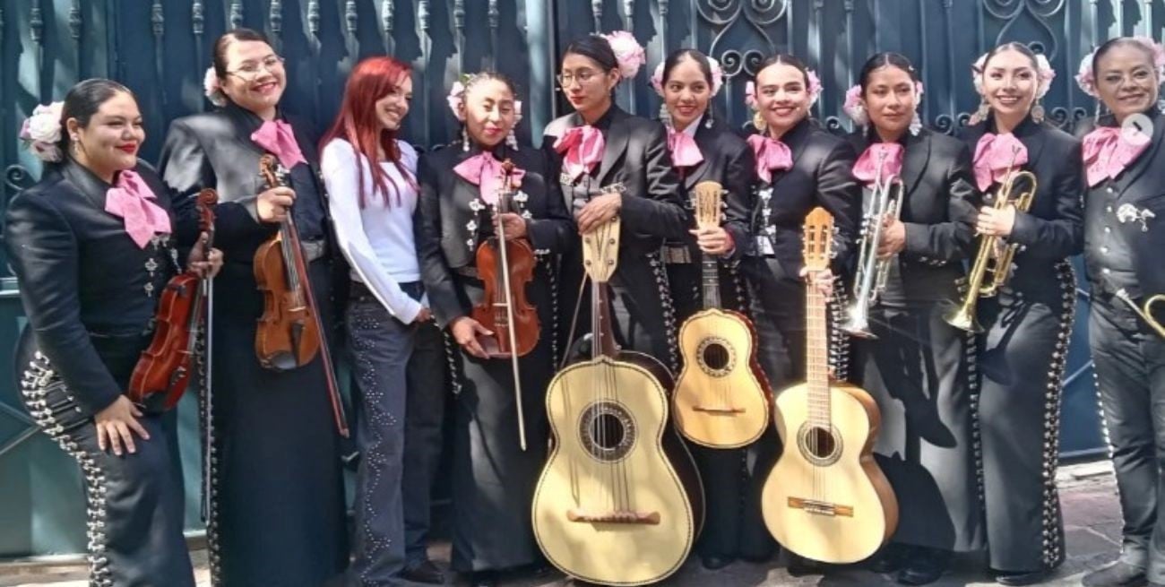 La Joaqui llegó a México y los fans la esperaron con mariachis y un enorme ramo de rosas