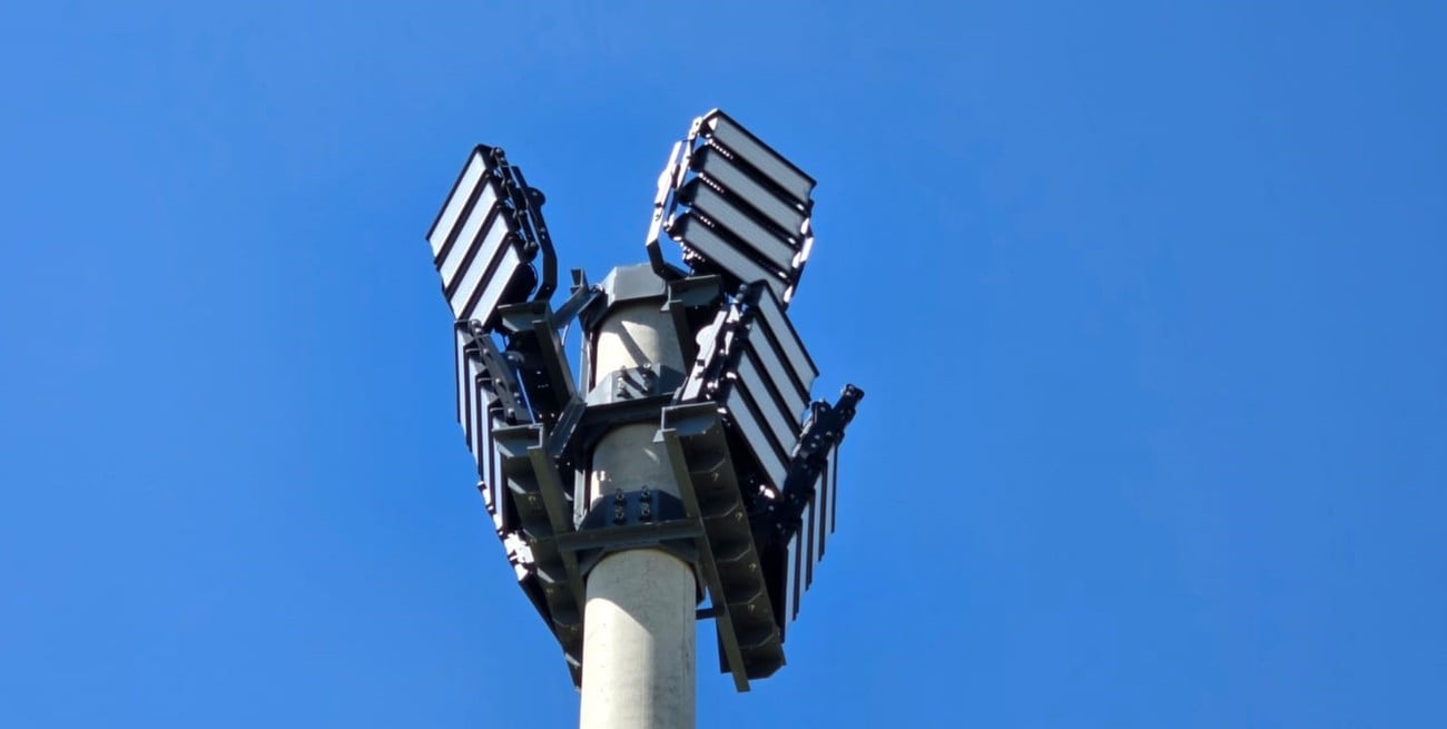 Trebolense avanza con una obra de gran envergadura: iluminará las cuatro canchas de su Campus deportivo