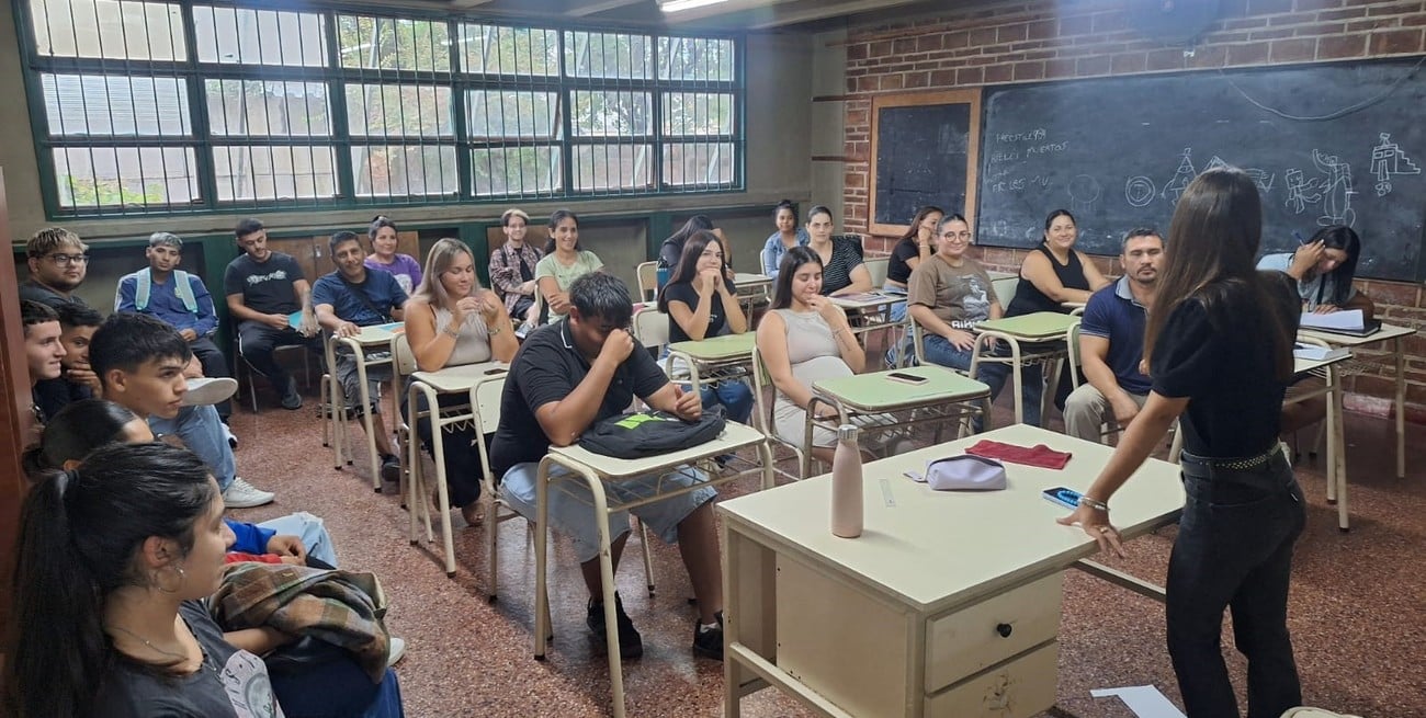 Terminar el secundario: sólo en ciudad de Santa Fe cursan el plan Fines unas 300 personas