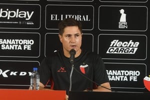 Ezequiel Medrán, el DT sabalero que define el equipo para jugar ante Acassuso este sábado a las 20 en el Centenario. Foto: Carolina Niklison