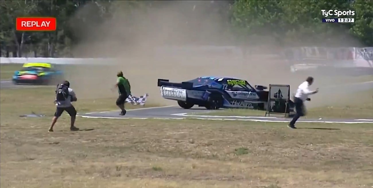 Final con el corazón en la boca en La Plata: un despiste rozó la tragedia en el Procar 4000