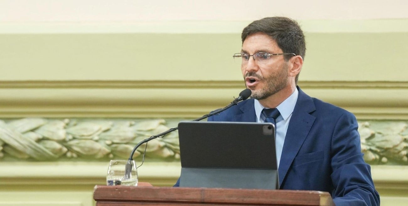 Pullaro promulgó la reforma que traslada a 30 días los aumentos para pasivos