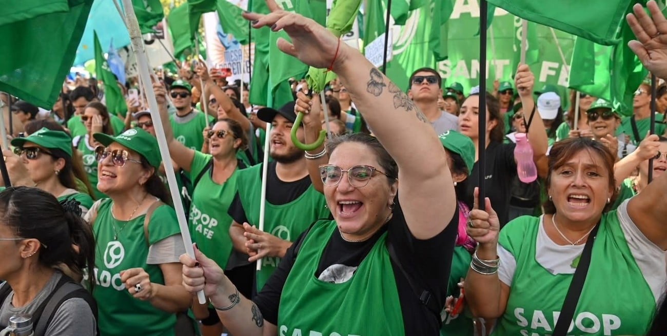 Los gremios docentes se movilizaron en Santa Fe en rechazo del aumento oficial