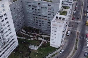 Vecinos evacuados por derrumbe en complejo habitacional Procrear de Parque Patricios inaugurado en 2021.