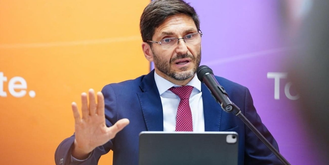 Pullaro volvió a defender la política salarial en Santa Fe