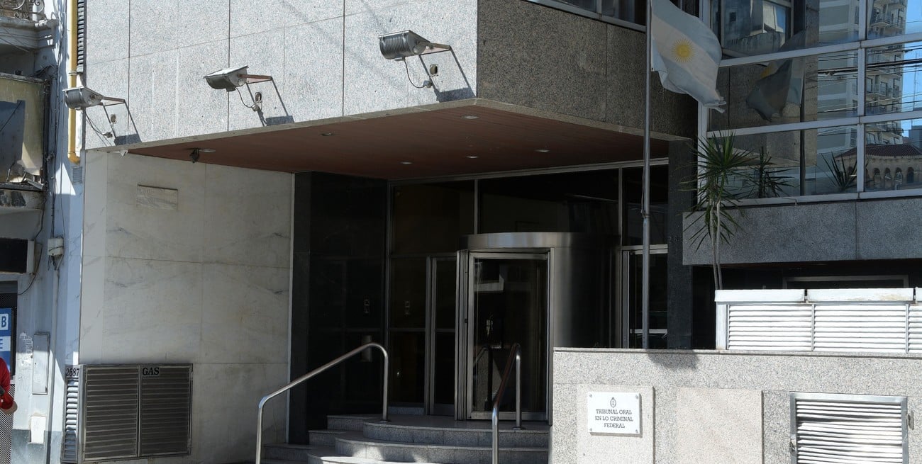 Se asustó al ver a un policía, escapó y confesó: "Señor esto no es mío, lo que hay adentro es droga"