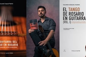 El autor, entre la portada de su investigación sobre la tradición guitarrística de Rosario, y la del primer volumen de su colección de arreglos sobre composiciones locales. Fotos: Gentileza Tinta Libre y Ariel Micheletti