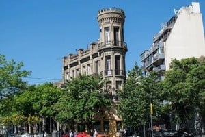 Entre la historia y la leyenda, la torre modernista sigue alimentando uno de los relatos más inquietantes del imaginario porteño.