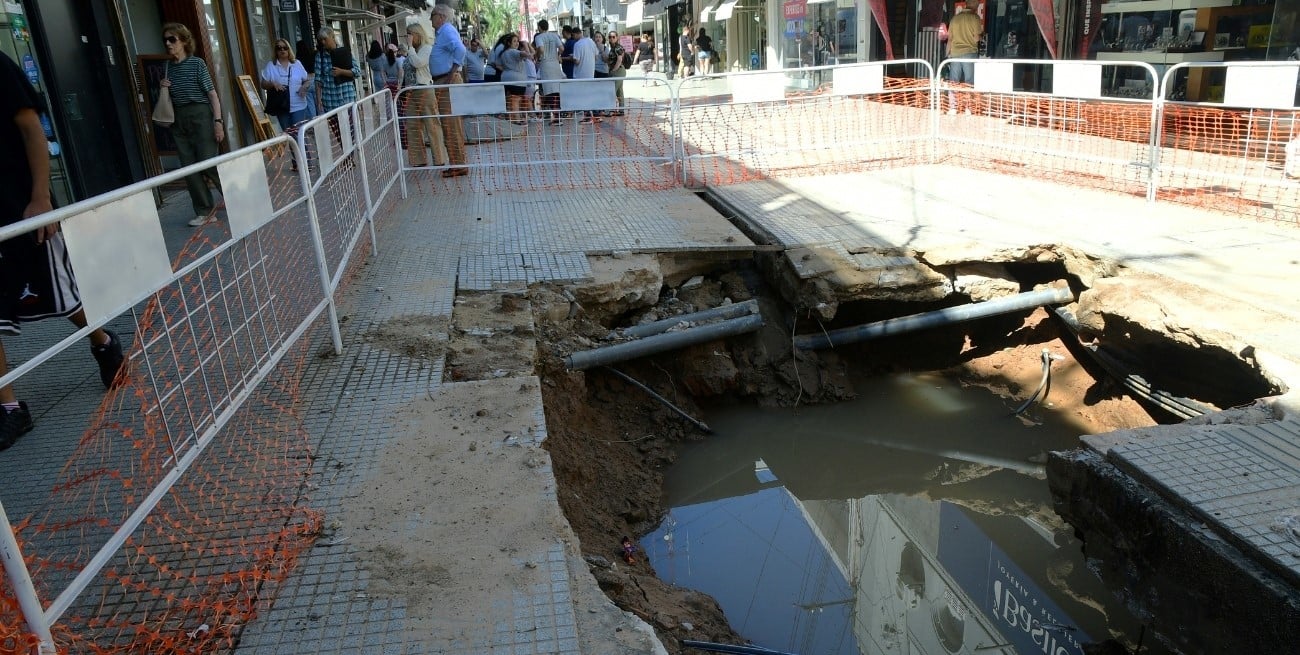 Se formó un socavón en la Peatonal San Martín y preocupa a comerciantes