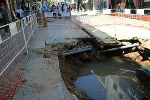 La lluvia agravó el anegamiento y dejó barro en la zona. Crédito: Flavio Raina.