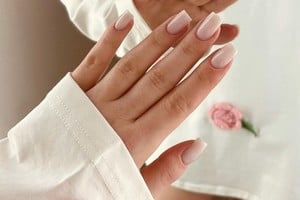 La forma ovalada o cuadrada mantiene la armonía y elegancia de la manicura.